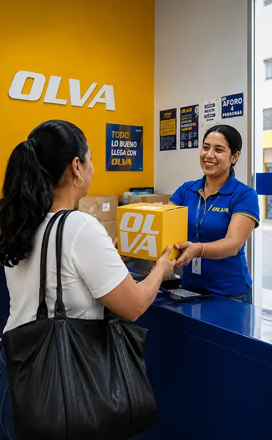 mujer retirando paquete tienda olva courier
